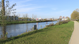 851484 Gezicht over het Merwedekanaal te Utrecht naar het noorden, vanaf het voetpad door het Ringpark Dichterswijk.